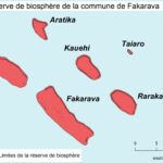 Mapa de siete atolones dibujados en rojo sobre fondo azul claro, con Fakarava en el centro, rodeada de Toau, Aratika, Kauehi, Taiaro, Raraka y Niau, con la flecha del norte y una escala