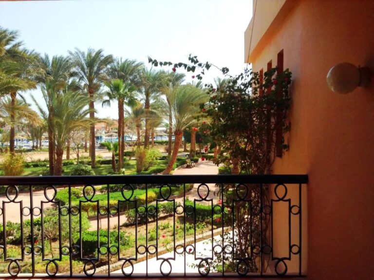 Vista desde un balcón sobre las palmeras y los jardines del Giftun Azur Resort