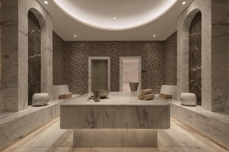 Una sala del spa del JAZ Elite Riviera revestida de mármol, con una gran mesa de piedra en el centro