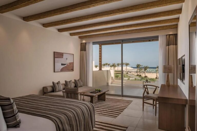 Una habitación con zona de estar y un ventanal frente al mar