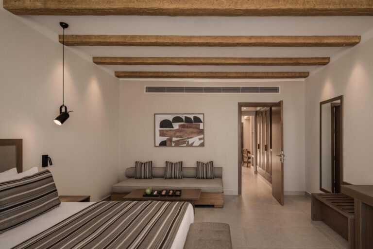 Una suite con zona de estar a los pies de la cama