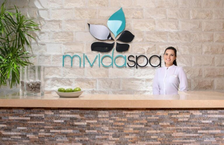 La recepción del spa del JAZ Soma Beach, con su mostrador de piedra