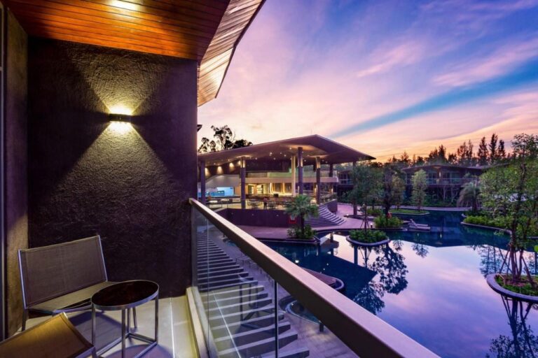 Un balcón sobre la gran piscina del Kalima Resort Khao Lak, al anochecer