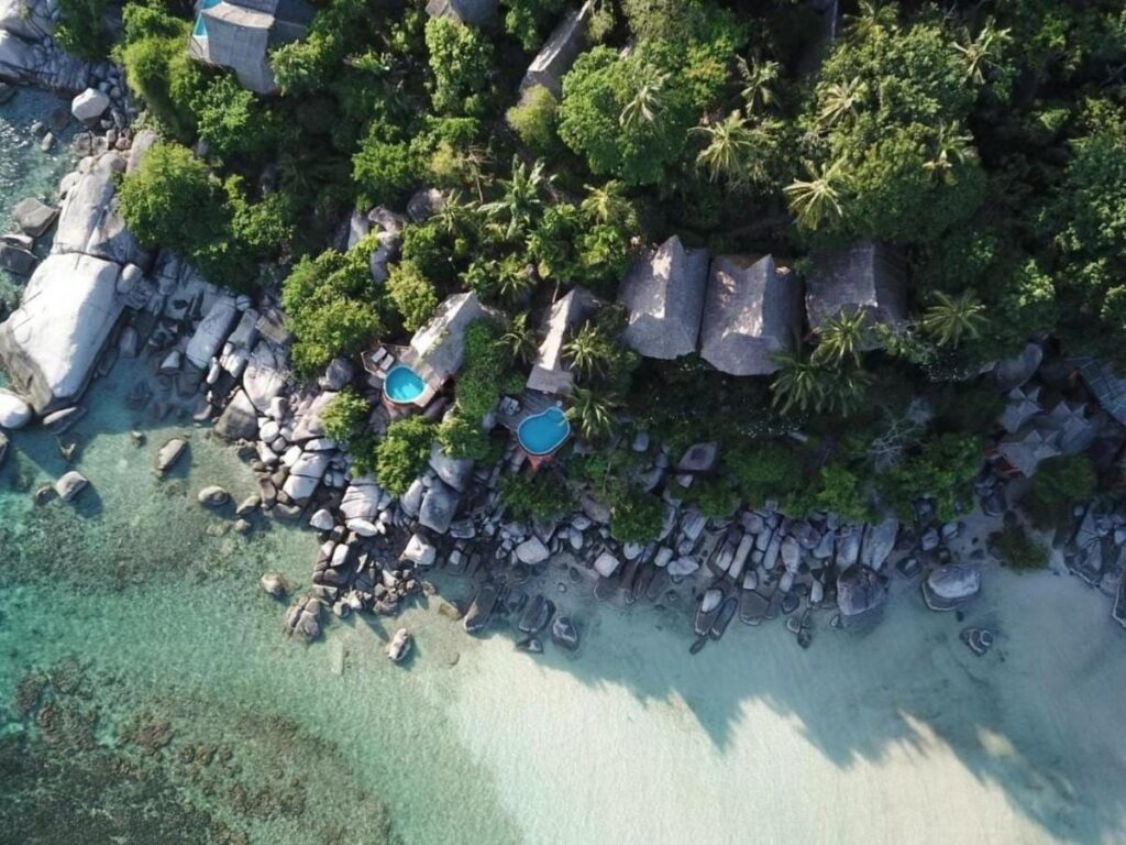 Vista aérea del Koh Tao Cabana, con sus cabañas entre los árboles, sus rocas y su playa de arena blanca
