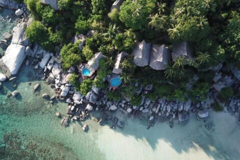 Vista aérea del Koh Tao Cabana, con sus cabañas entre los árboles, sus rocas y su playa de arena blanca