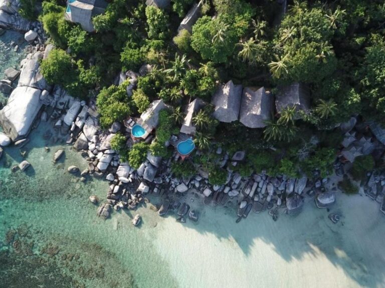 Vista aérea del Koh Tao Cabana, con sus cabañas entre los árboles, sus rocas y su playa de arena blanca