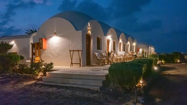 Los chalets del Marsa Shagra Village iluminados al anochecer, con sus terrazas