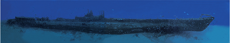 Panorámica submarina de toda la eslora del pecio del Rubis, posado recto sobre la arena, con la torreta en el centro, en un agua azul salpicada de peces.