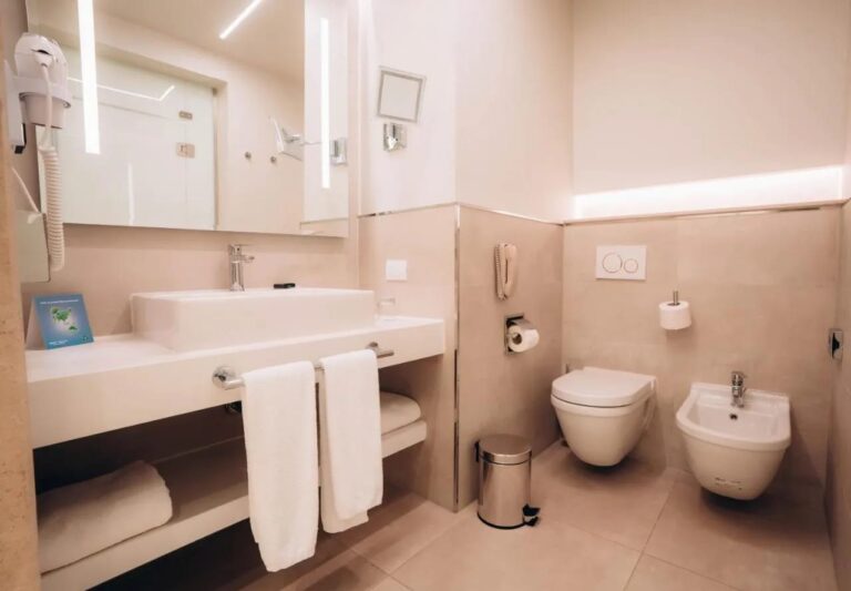 Un baño moderno con lavabo, inodoro y bidé