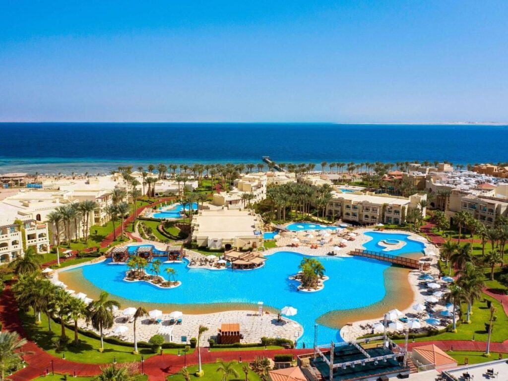 Vista aérea del Rixos Sharm El Sheikh, con sus piscinas en forma de laguna, sus palmeras y el mar Rojo