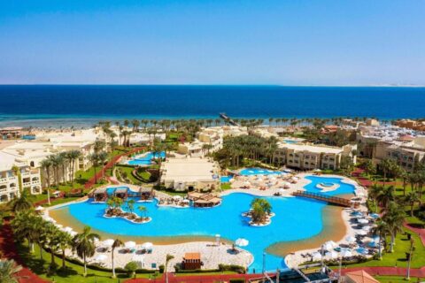 Vista aérea del Rixos Sharm El Sheikh, con sus piscinas en forma de laguna, sus palmeras y el mar Rojo