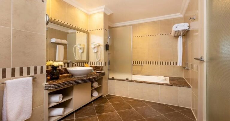 Un baño con lavabo sobre encimera y bañera