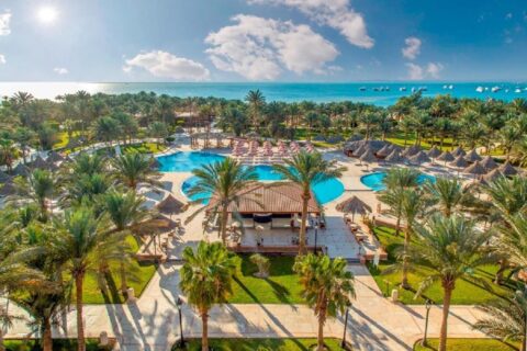 Vista aérea del Siva Grand Beach, con sus piscinas entre las palmeras y el mar Rojo con barcos fondeados