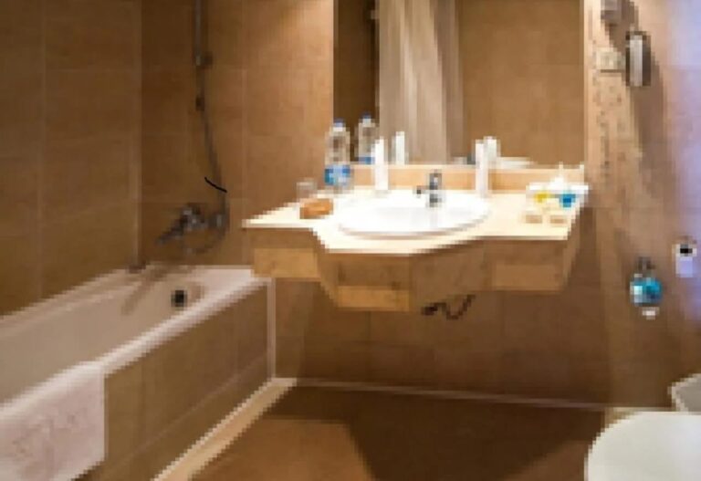 Un baño con bañera y lavabo empotrado
