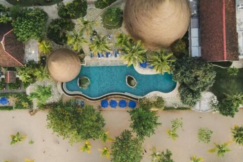 Vista aérea del Sudamala Resort Komodo, con su piscina, sus jardines y su playa