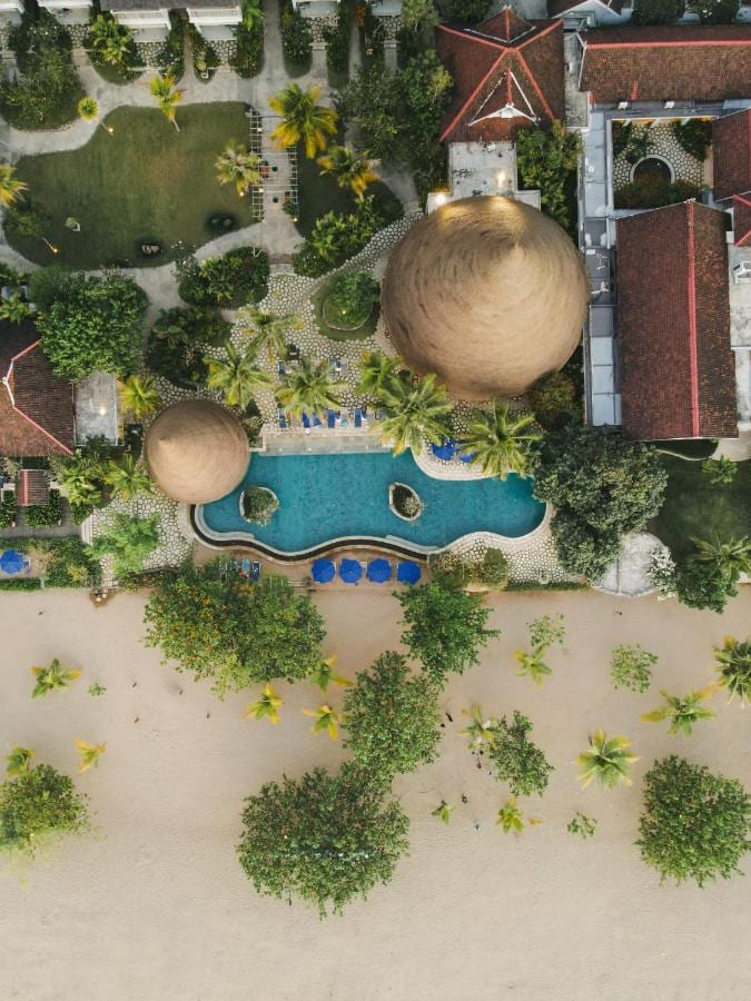 Vista aérea del Sudamala Resort Komodo, con su piscina, sus jardines y su playa