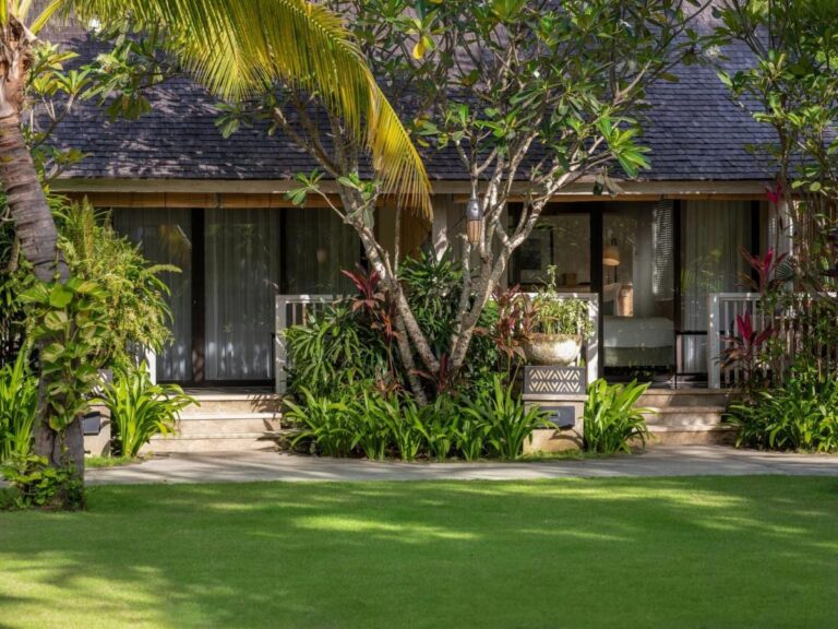 Bungalows del Sudamala Resort Komodo junto a un césped