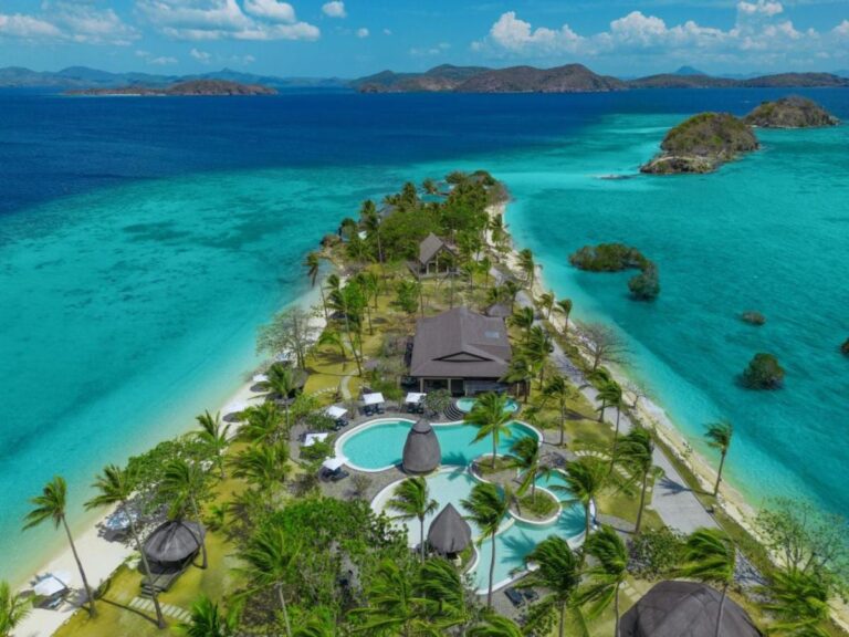 Vista aérea del Two Seasons Coron, con sus piscinas y sus palmeras en una estrecha franja de tierra entre dos playas